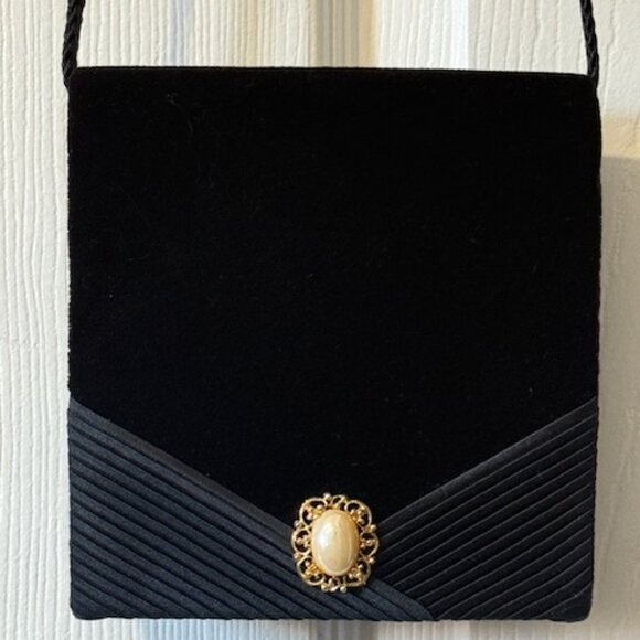 Elegant black velvet evening clutch crossbody with satin and cameo style clasp - Picture 5 of 5